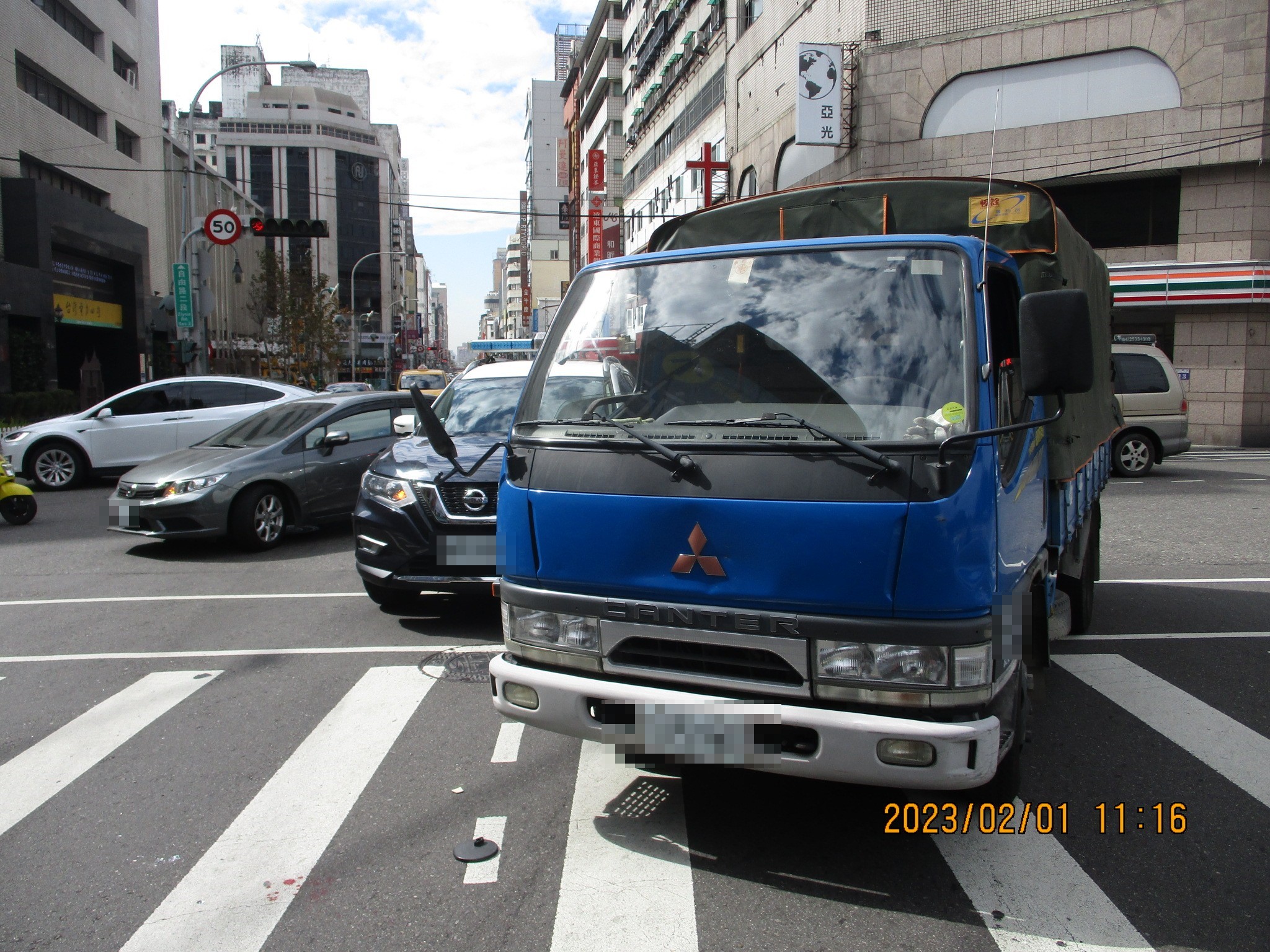 中市警二分局加強取締並籲尊重行人路權。(圖/記者謝榮浤翻攝)