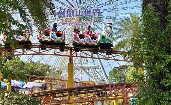 劍湖山網路搶購兩人599元 白天玩樂園晚上在雲林賞燈會