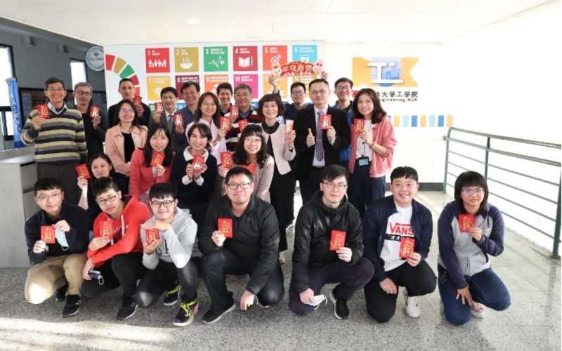 漾新聞|高大新春團拜開工大吉_發贈教職員生「揚眉兔氣」開運紅包