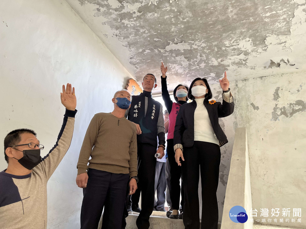 活動中心年久失修,2樓有多處壁癌和天花板漏水問題/雲林縣府提供