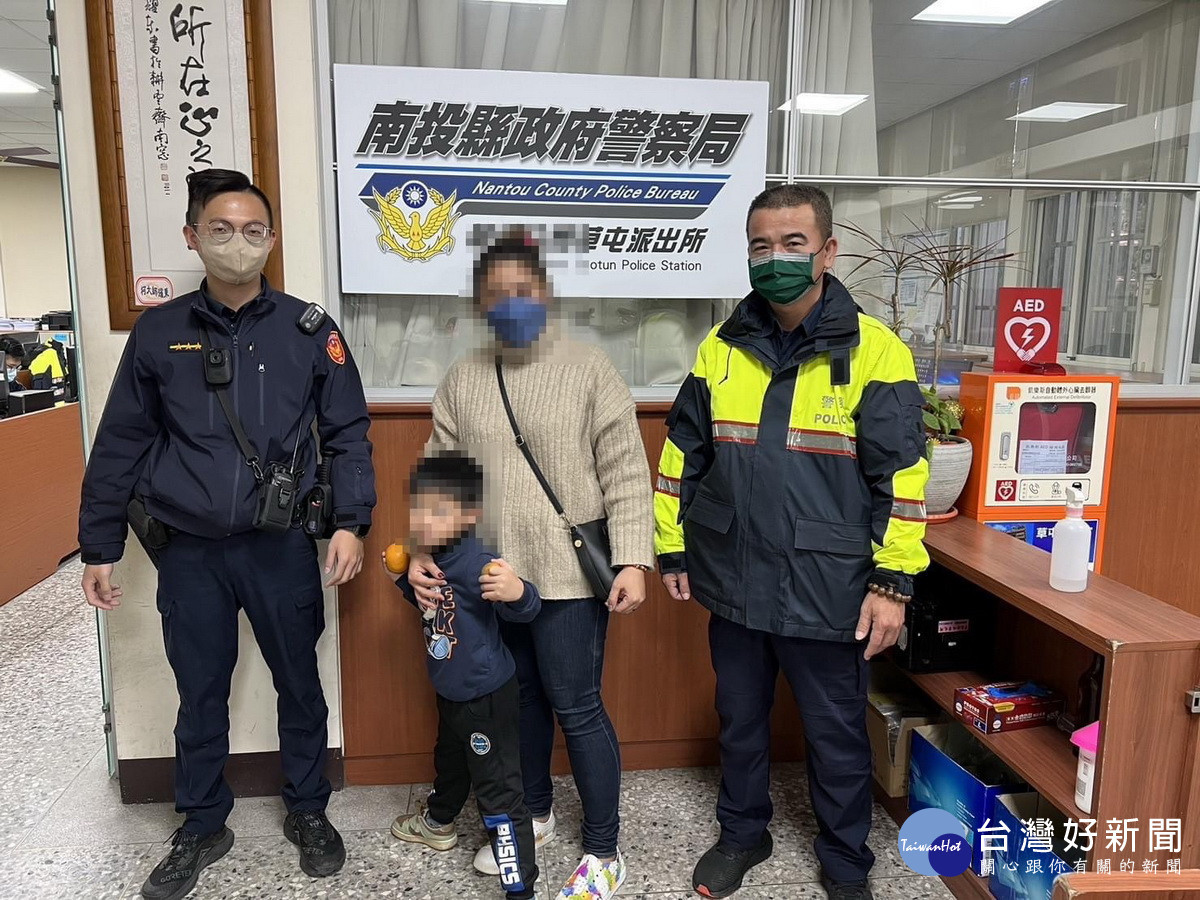幼童順利回到媽媽身邊。(草屯分局提供)