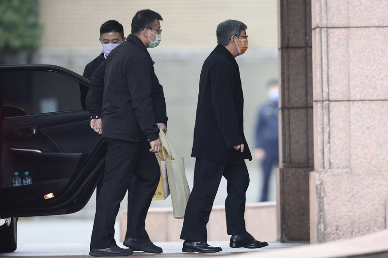新內閣首次院會2日舉行，行政院長陳建仁（右）約 在上午8時抵達，出席主持院會。 中央社