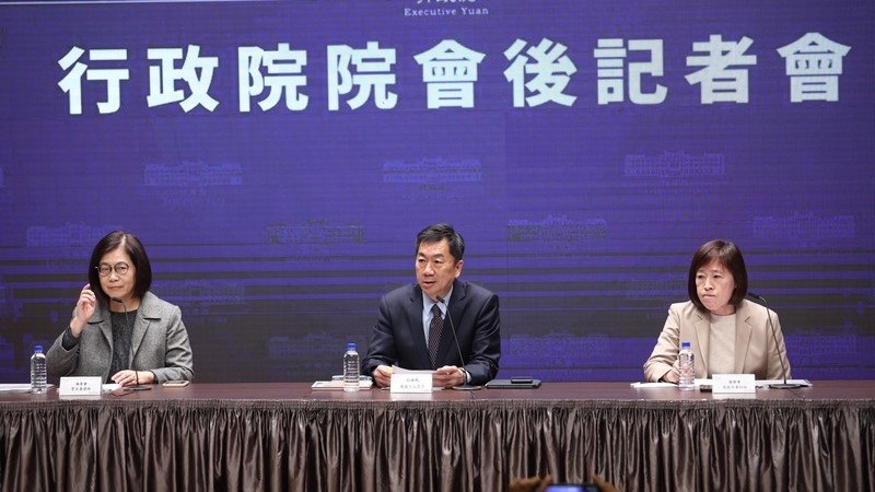 行政院院會後記者會2日在新聞中心舉行,由發言人陳宗彥(中)主持,海委會主委管碧玲(左)、國發會副主委高仙桂(右)等出席。中央社