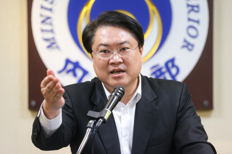 基隆護海公投連署爭議延燒，針對遭質疑任基隆市長期間，曾同意台電興建四接，林右昌今受訪反駁是錯誤認知，他並未核准四接。中央社 
