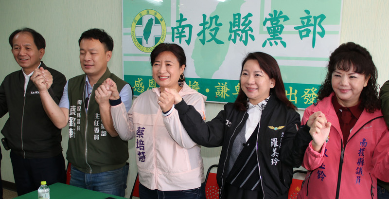 南投第2選區立委補選,民進黨參選人蔡培慧(中)2 日成立競選總部,民進黨立委羅美玲(右2)任任競總主委。中央社