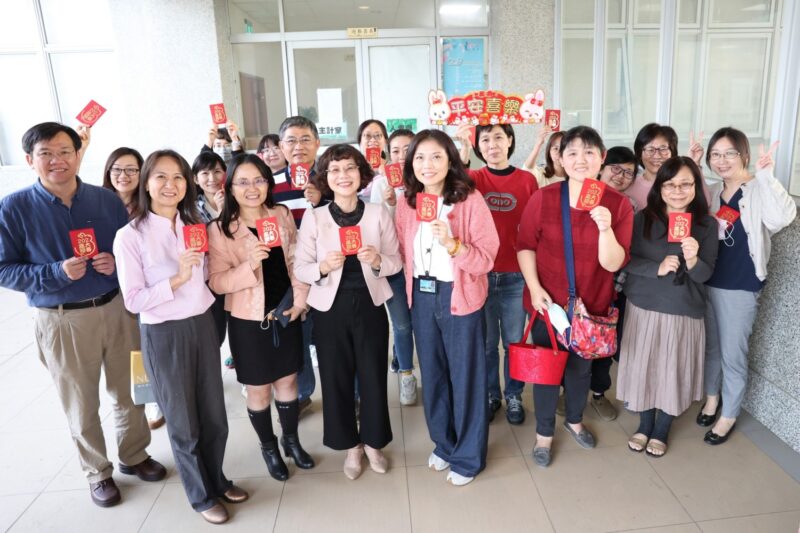 高大新春團拜開工大吉 校長陳月端發贈教職員生「揚眉兔氣」開運紅包