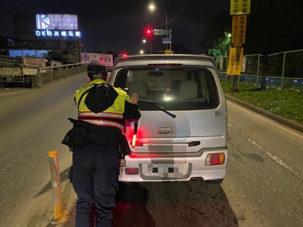樹林警分局山佳派出所警員陳昱豪、黃千駿協助駕駛將車輛推至路口安全處停放等候拖吊車。