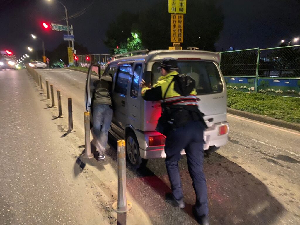 樹林警分局山佳派出所警員陳昱豪、黃千駿協助駕駛將車輛推至路口安全處停放等候拖吊車。