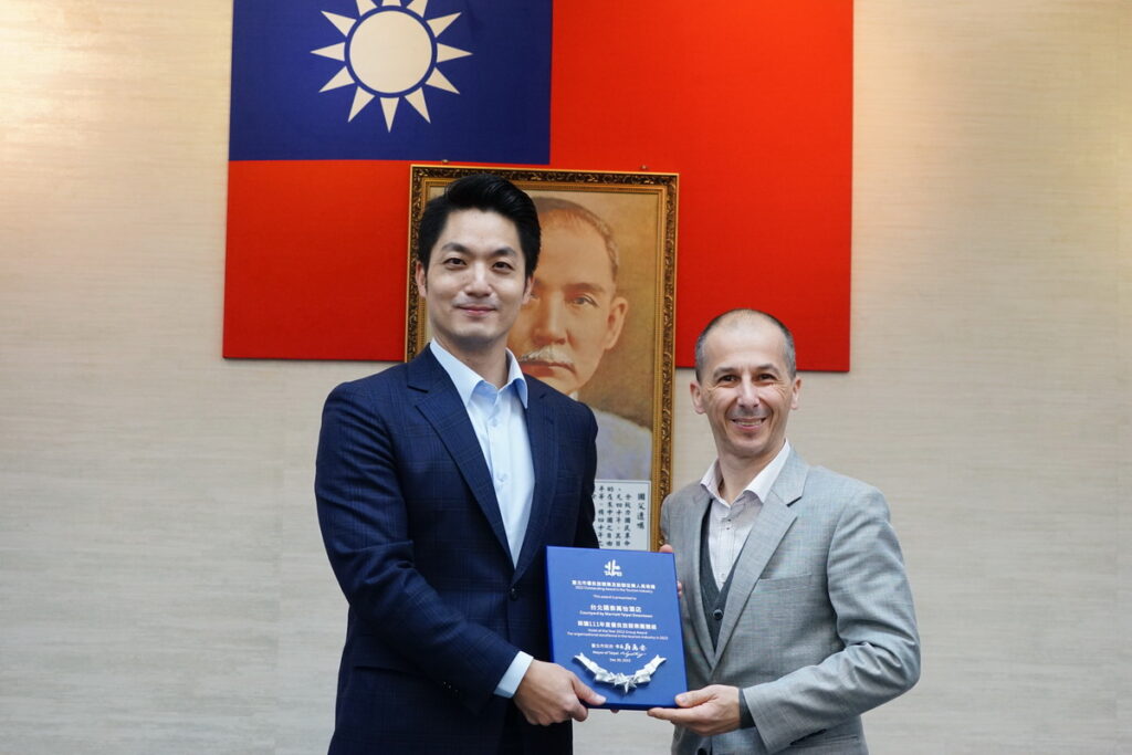 台北市長蔣萬安頒予台北國泰萬怡酒店總經理康傑男(Dario Congera)「優良旅館業團體組」獎項。