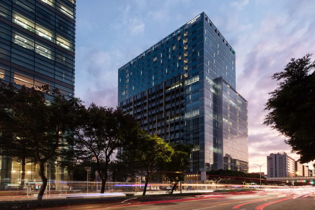 台北國泰萬怡酒店為台灣唯一擁台美雙重綠建築認證飯店,同時為響應環保與節能減碳,提倡「綠色旅行」理念減少過度包裝、不主動提供一次性塑膠備品。