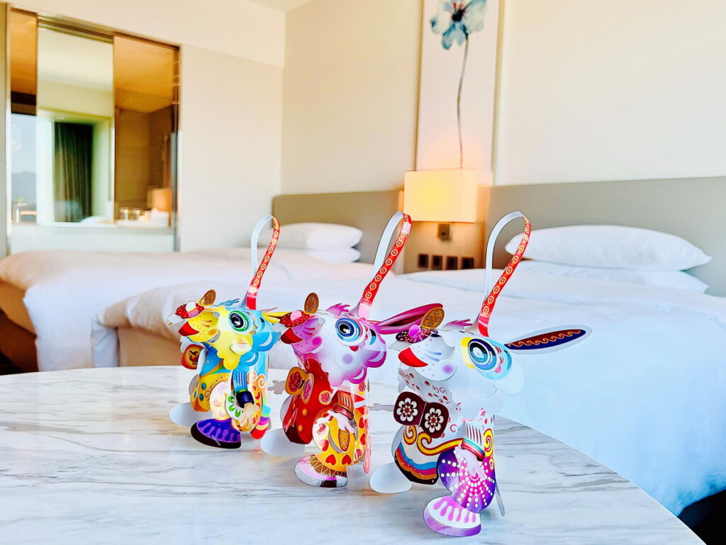 台北國泰萬怡酒店為慶祝獲獎及響應台北燈會,即日起至2月12日止,針對萬豪旅享家會員、用餐賓客及官方粉絲專頁皆有舉辦「怡起點亮台北城」活動,旅享家會員號碼中有20或23此二組數字其中一組,入住即可免費兌換幸運兔燈籠乙支。