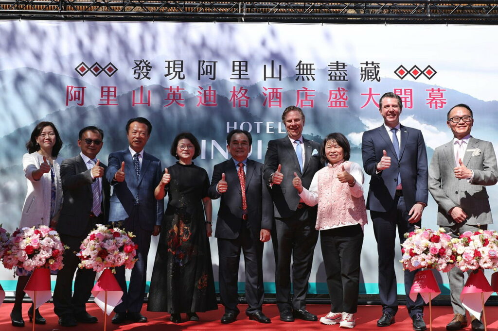 剪綵合照