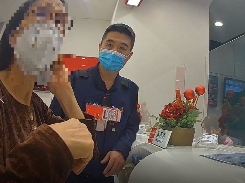 後港派出所員警簡裕益、洪佳伶接獲通報中國信託劍潭分行有一名婦人疑似遭詐騙,立即趕赴現場處理。(記者林艷林翻攝)