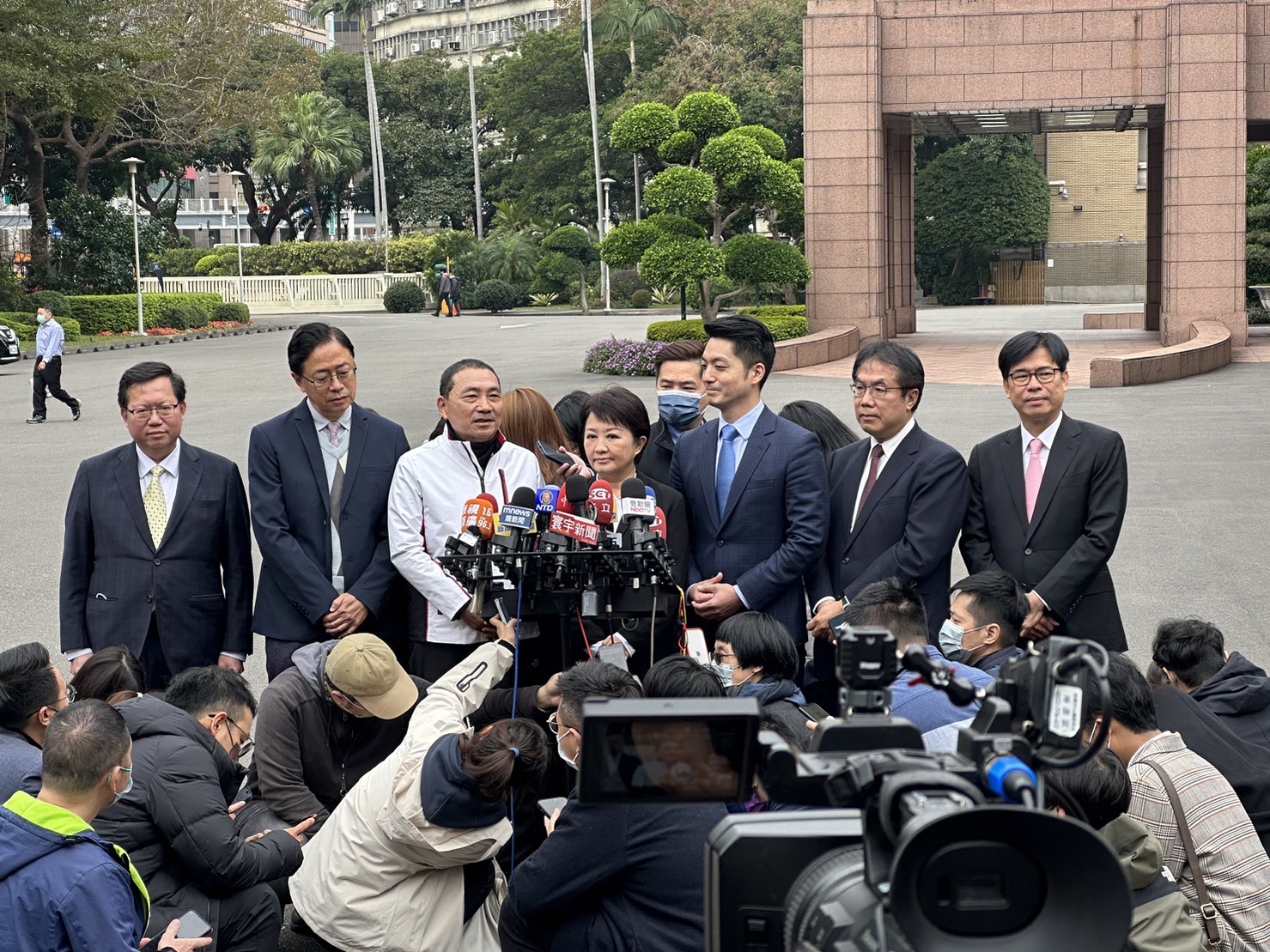 台南巿長黃偉哲(左1)北上赴新內閣首次院會,為巿民爭取中央協助地方振興疫後經濟。(圖/台南巿政府提供)
