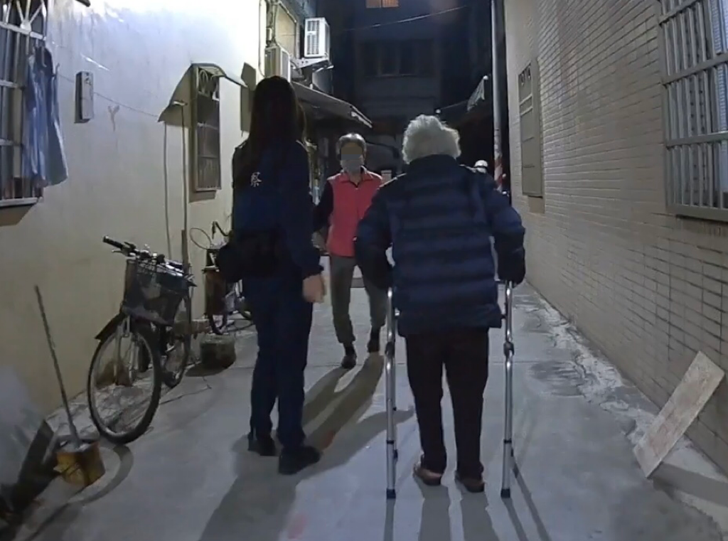 九旬嬤偷溜出門險倒地受傷 幸前鎮警靠「救命牌」暖助返家