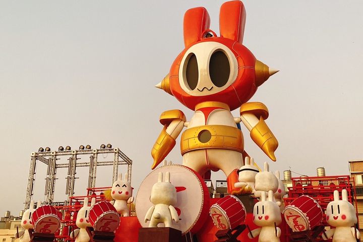 2023桃園燈會主燈「FUTU未來兔」,是超過4層樓高、重達30噸的巨型機器人。 圖:桃園市政府觀光旅遊局/提供