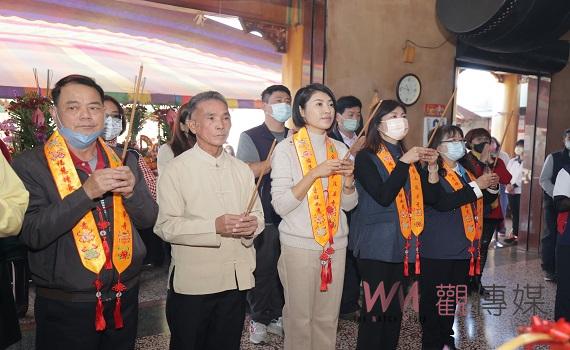 金龍山法華寺捐10台AED 許縣長允優先配置在中寮鄉