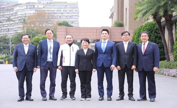新內閣首次行政院會 盧市長力邀陳院長出席開幕戰為中華隊加油!