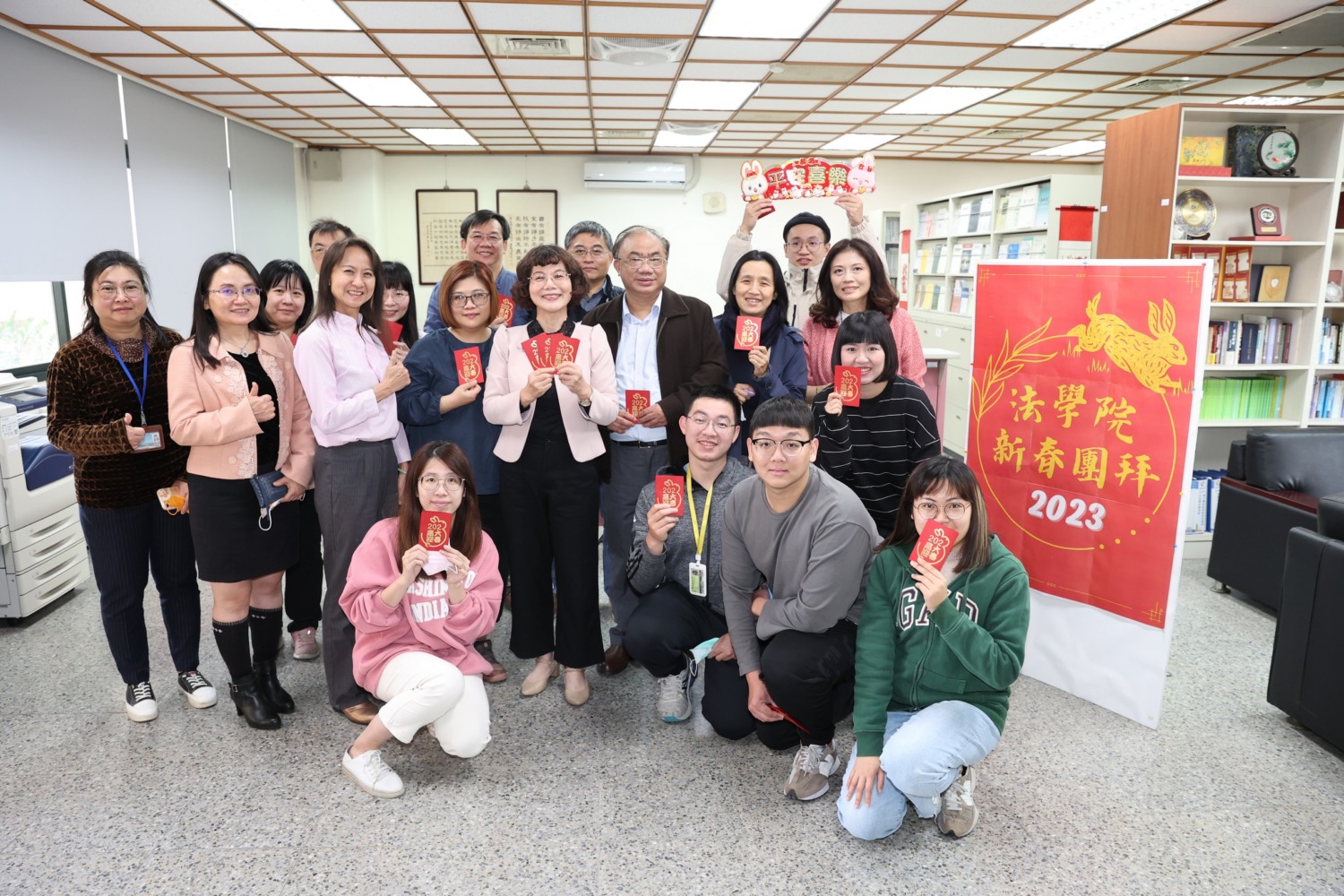高大新春團拜 校長陳月端發贈開運紅包