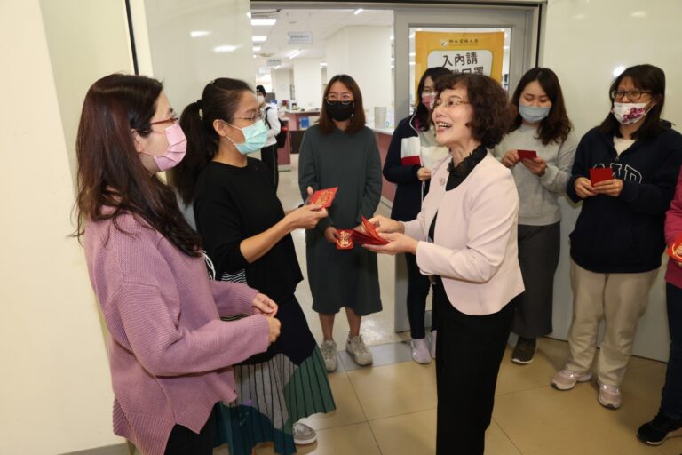 高大新春團拜 校長陳月端發贈開運紅包
