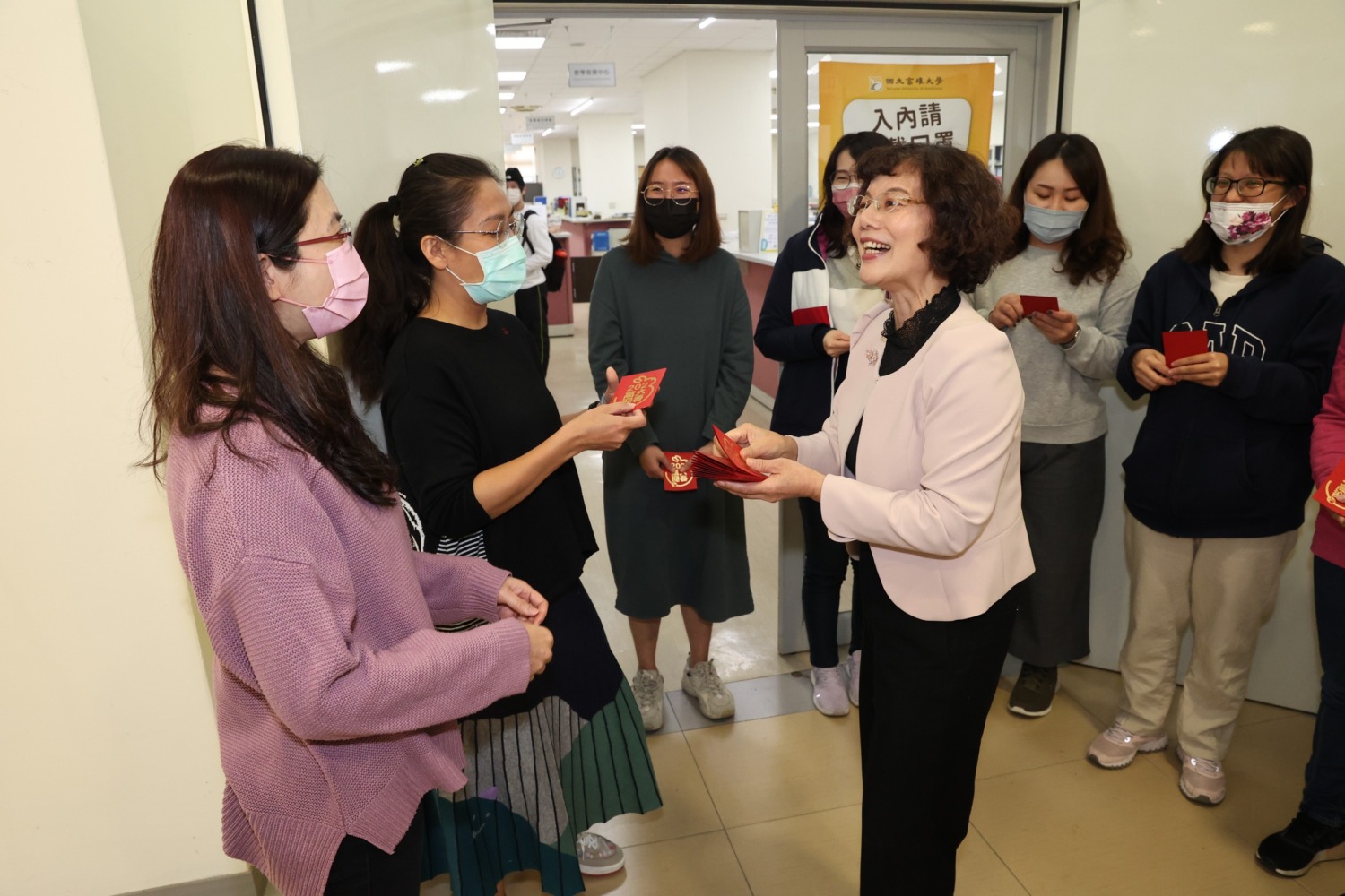 高大新春團拜 校長陳月端發贈開運紅包