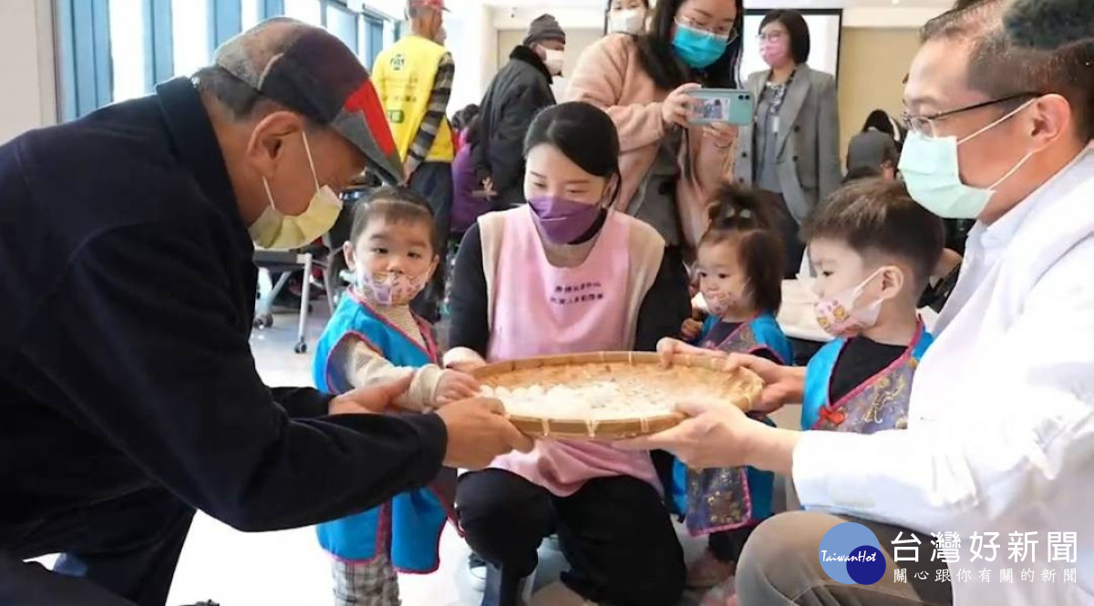 秀傳總裁黃明和與托嬰中心的小朋友一起搖元宵。圖／記者鄧富珍攝