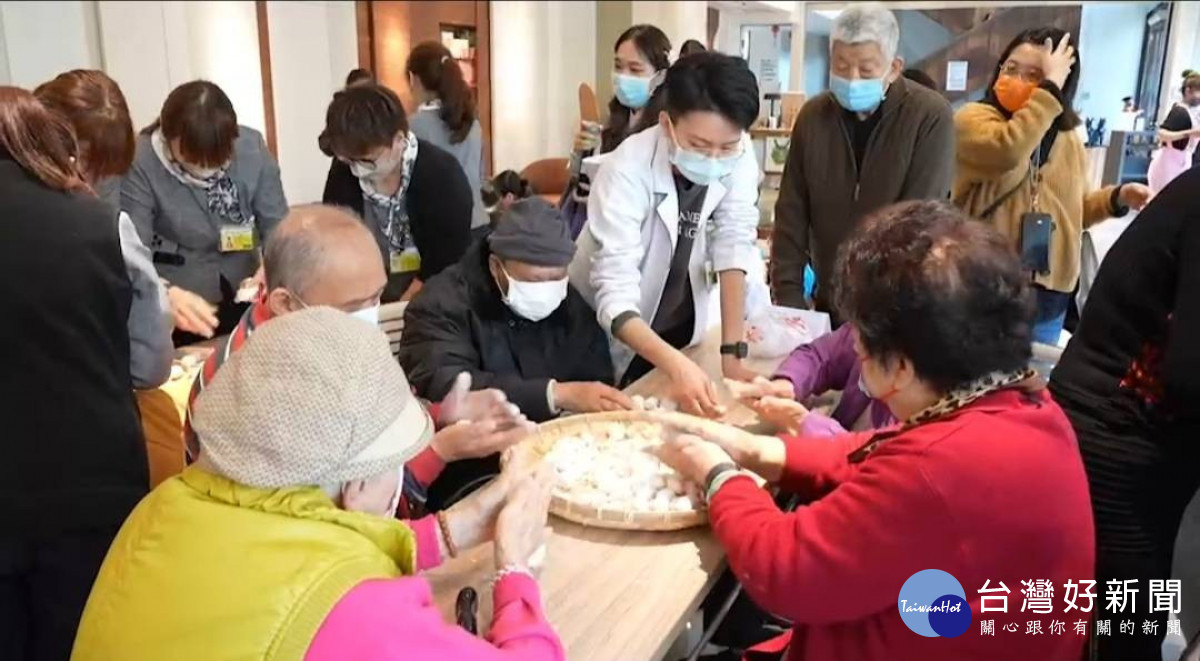 阿公阿嬤一起搖元宵。圖/記者鄧富珍攝