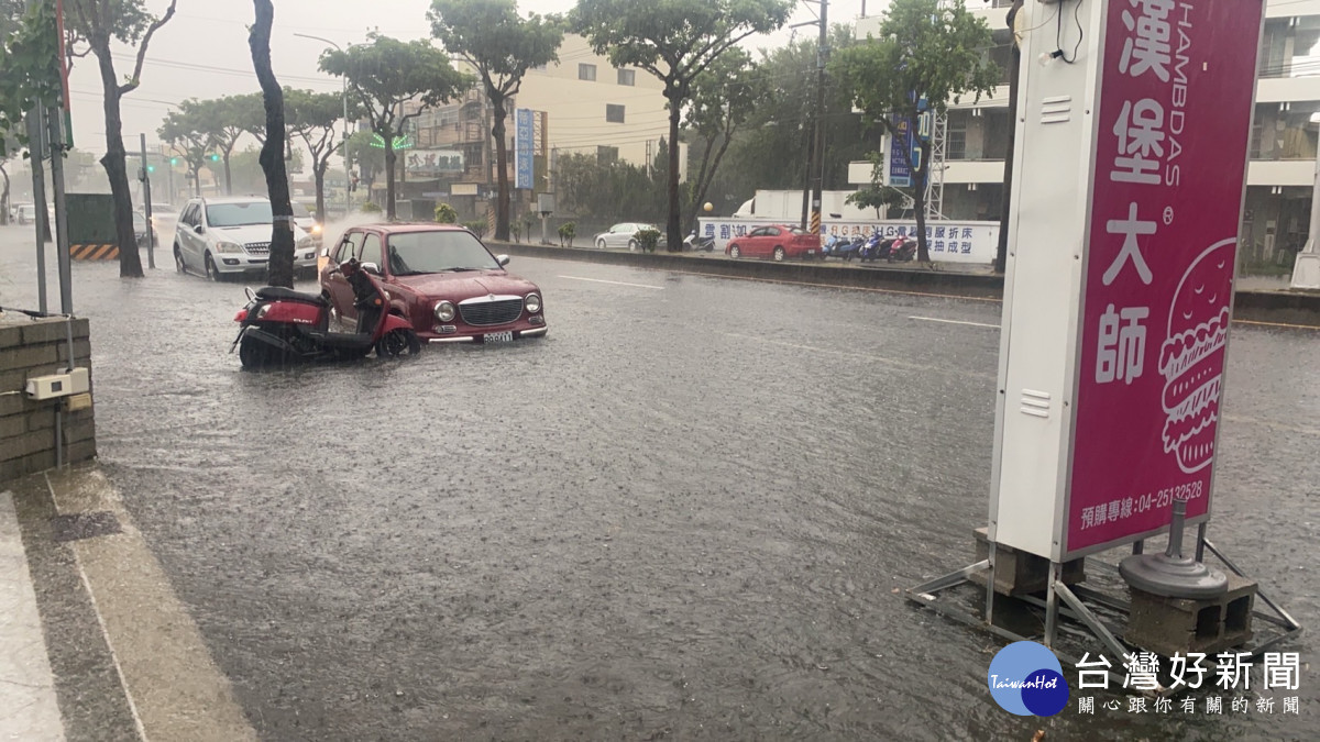 豐勢路二段由於路面側溝排水容量不足,每逢大雨來襲就容易引發淹水問題。