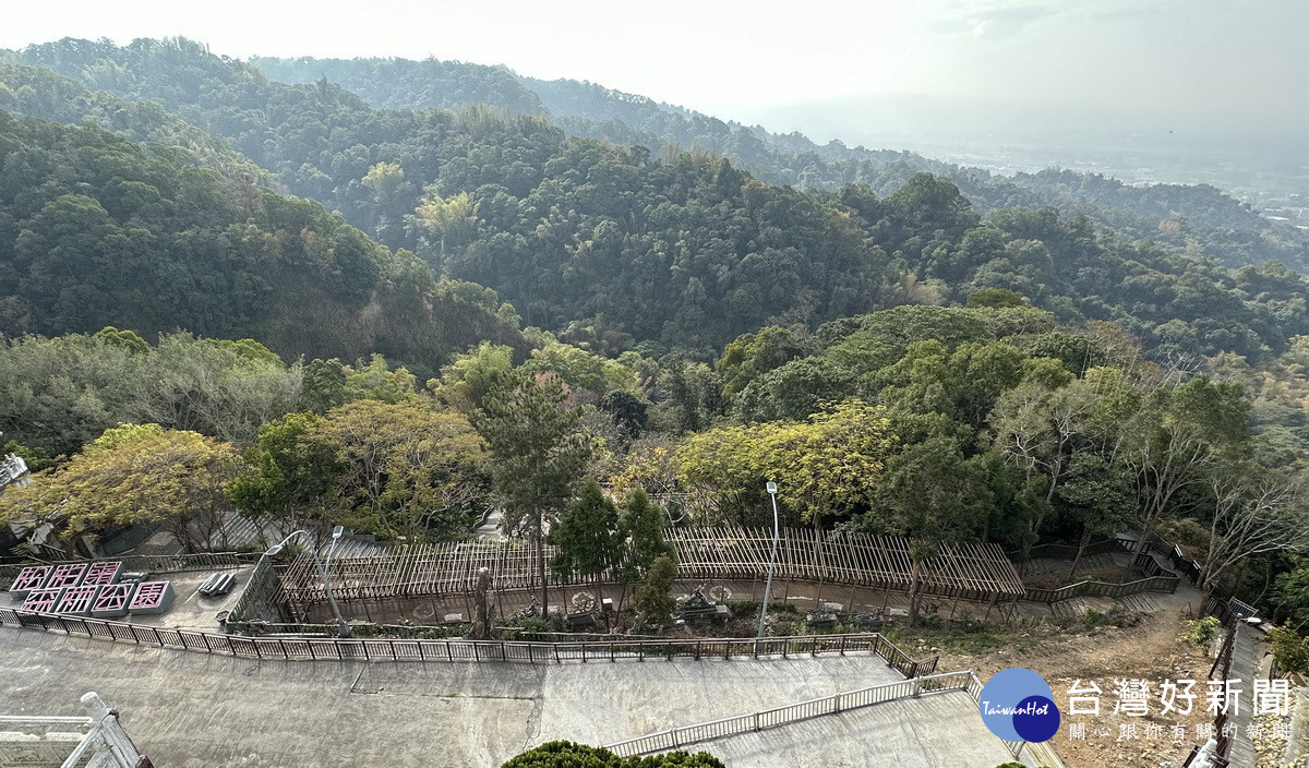 受天宮下方的森林公園步道景觀優美。(記者扶小萍攝)