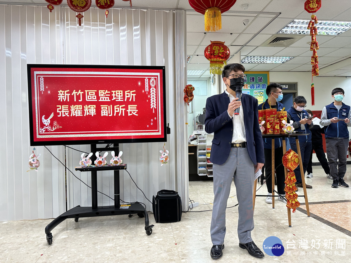 副所長張耀輝表示，微型電動二輪車自111年11月30日起2年內需完成登記、領用、懸掛牌照。