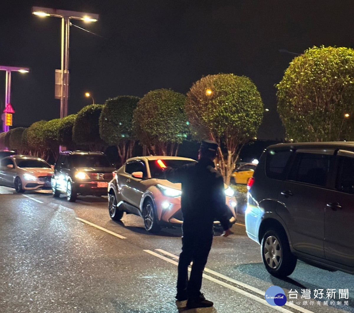 警方將車輛引導至最外側車道避開事故現場。<br /><br /> <br /><br />