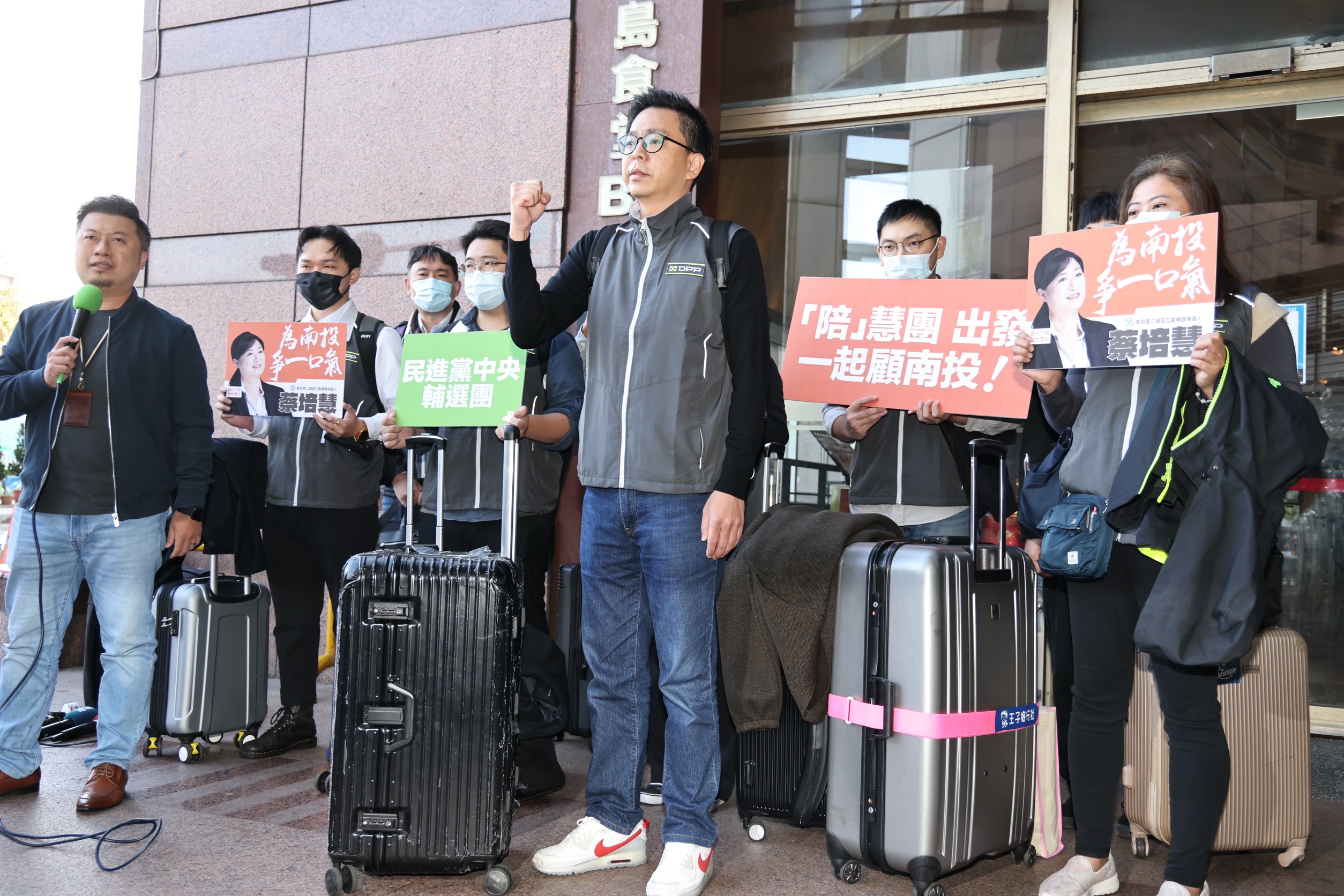 民進黨副秘書長黃建嘉(中)3日率中央黨部12人團隊進駐競總為蔡培慧助攻