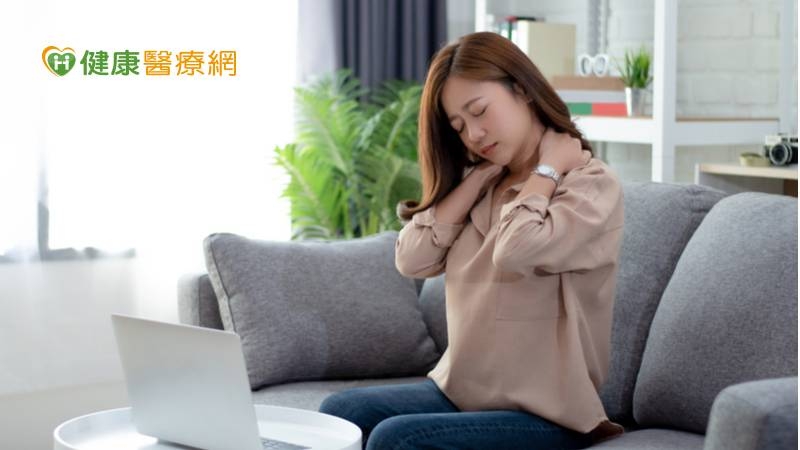 春節從早到晚追劇惹全身痠! 中醫教「4招」舒筋活血