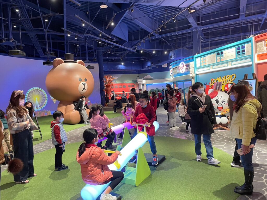 700坪的超人氣LINE FRIENDS 明星 IP 熊大、兔兔互動體驗裝置園區「熊大的麗寶小鎮」加持帶動