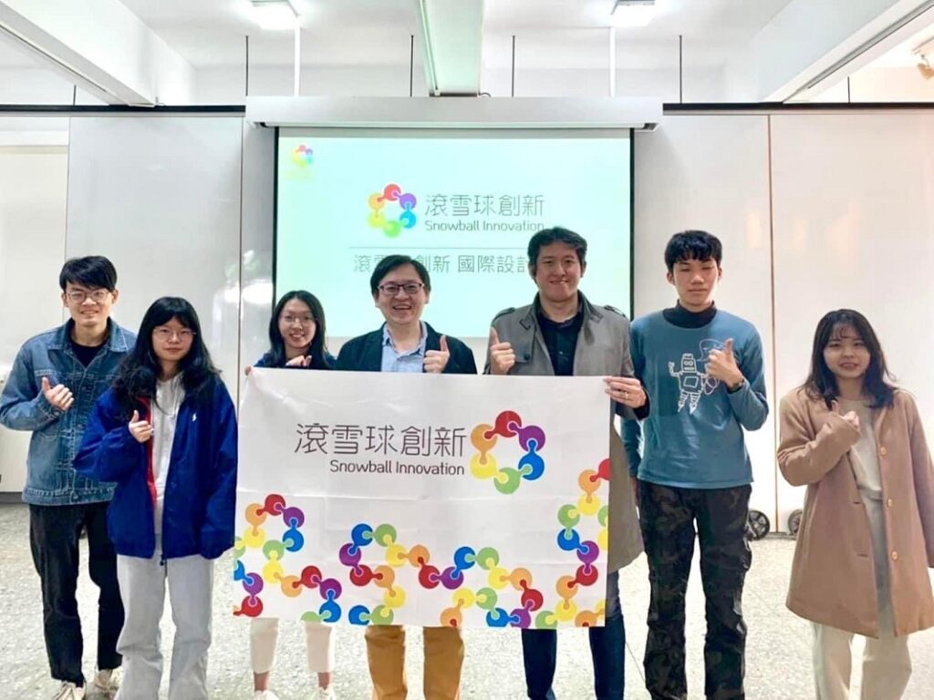 東海大學工設系學生周悅儒（左三）組成跨校團隊以2_Care勇闖美國史丹福大學舉辦的「第十屆2023年全球長壽設計競賽」世界前八強。（圖/東海大學提供）