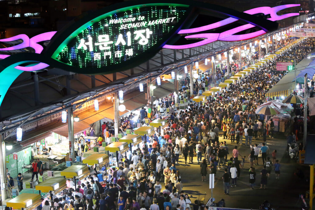 西門市場: 韓國三大市場之一,也是慶尚道最大的傳統市場,好看、好吃、好買的最佳去處,白天晚上都好逛。與白天不同,夜市主要以美食為主,可以品嘗到各種韓國街頭美食,為國外旅客來到大邱的首選景點。