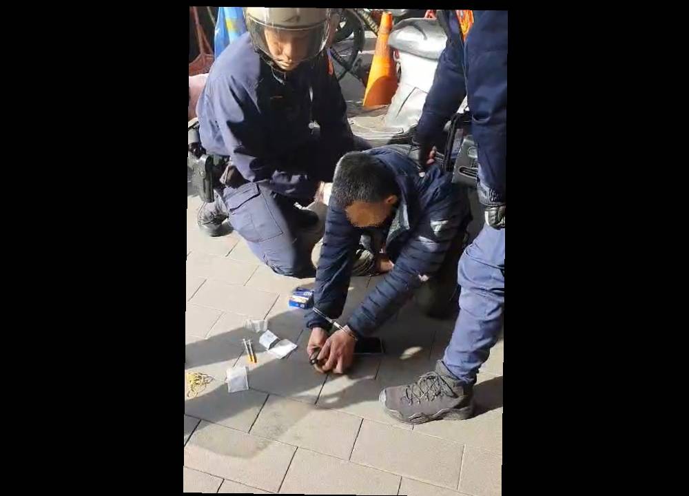 騎車滑手機見警狂逃 46歲男身藏毒品躲巷弄被逮 103 11 1