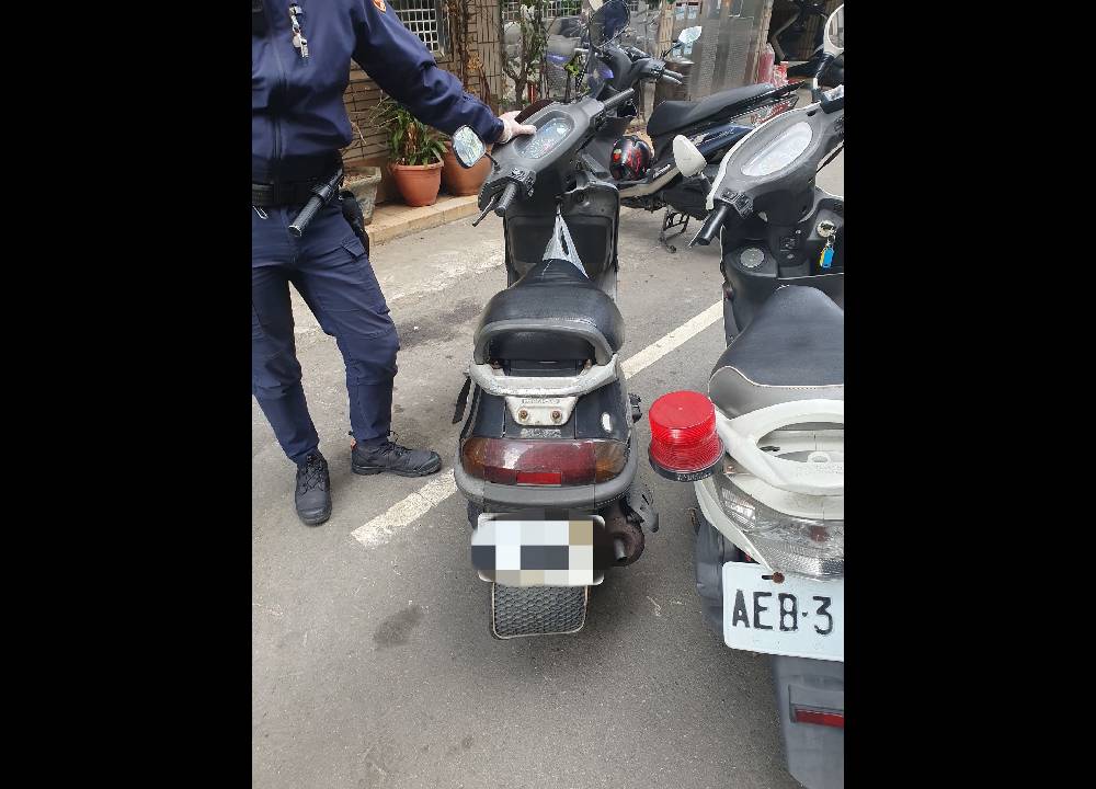 騎車滑手機見警狂逃 46歲男身藏毒品躲巷弄被逮 104 12 1