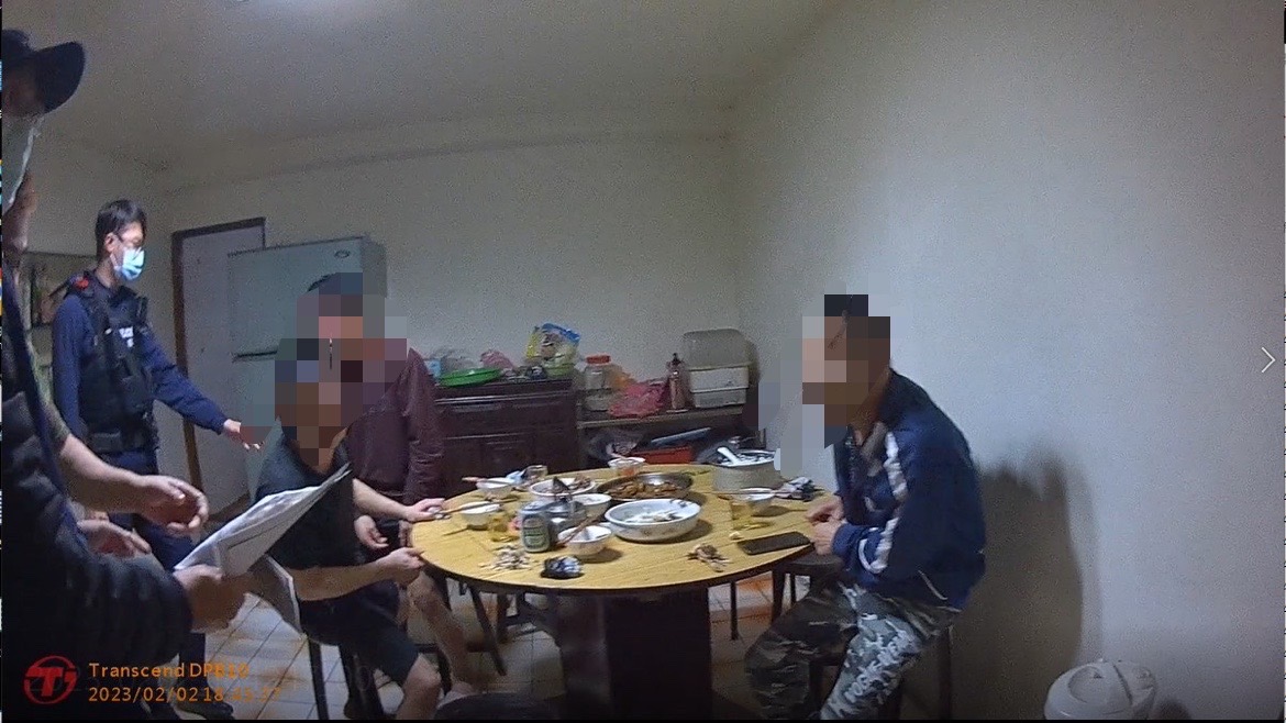 樹林警執行清樓專案時查獲失聯移工。(記者戴昱弘翻攝)