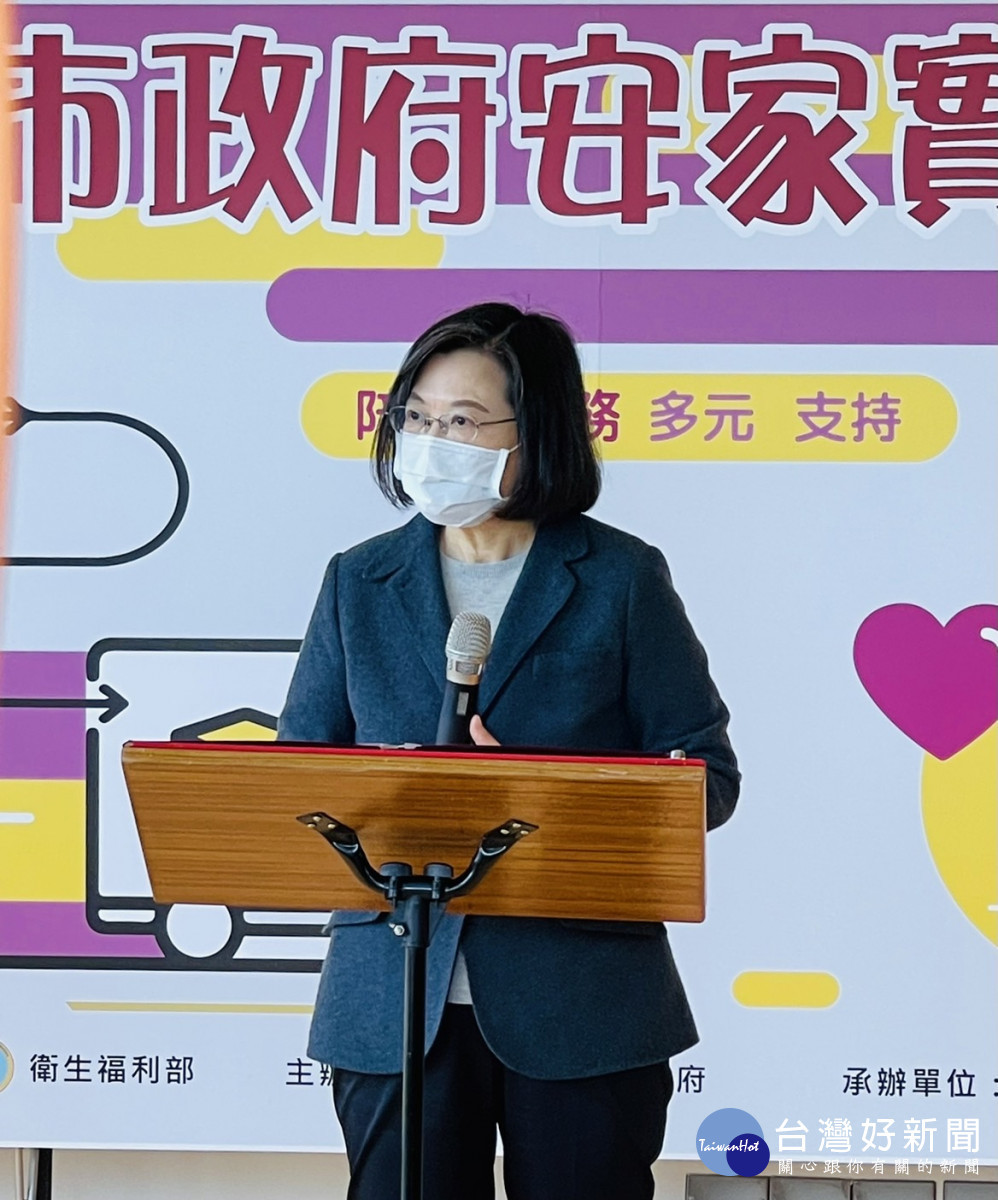 蔡總統偕同行政院陳建仁院長視察北區安家實物銀行執行情形 。<br /><br /> <br /><br /> 