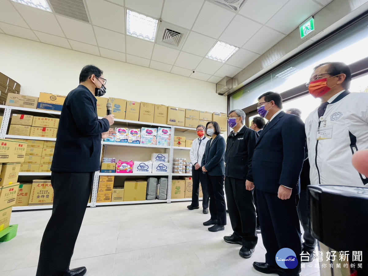 蔡總統偕同行政院陳建仁院長視察北區安家實物銀行執行情形 。<br /><br /> <br /><br /> 