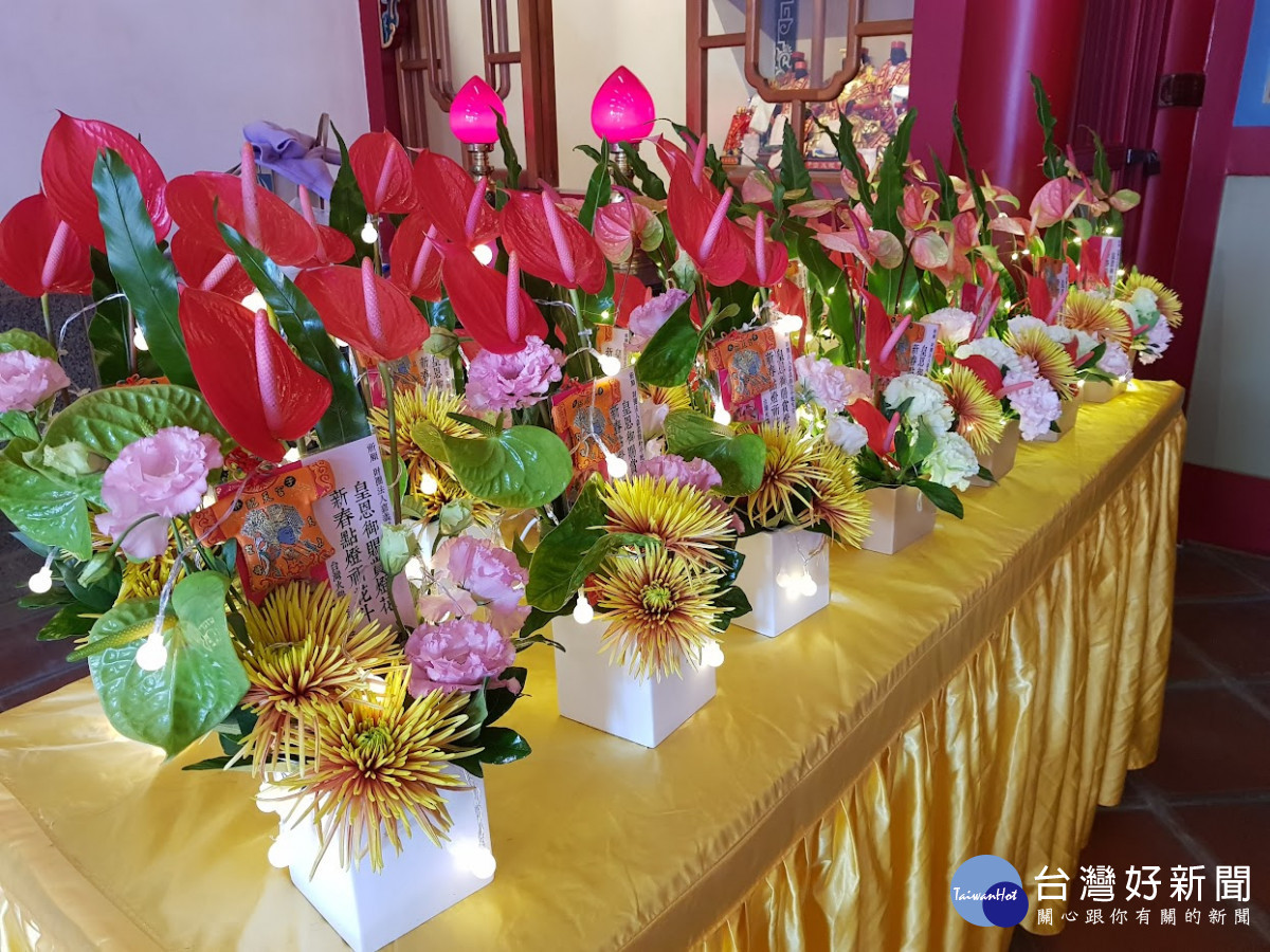 朴子市配天宮與台灣火鶴花產業發展協會共同主辦「皇恩御賜賞燈花,新春點燈祈花斗」活動,民眾可擲筊祈燈花斗,限量20座/陳致愷翻攝