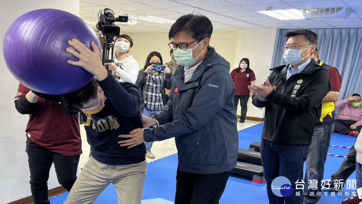 ▲陳其邁前往據點祝福身障朋友、社區長輩們歡慶元宵節。(圖/記者 許高祥 翻攝)