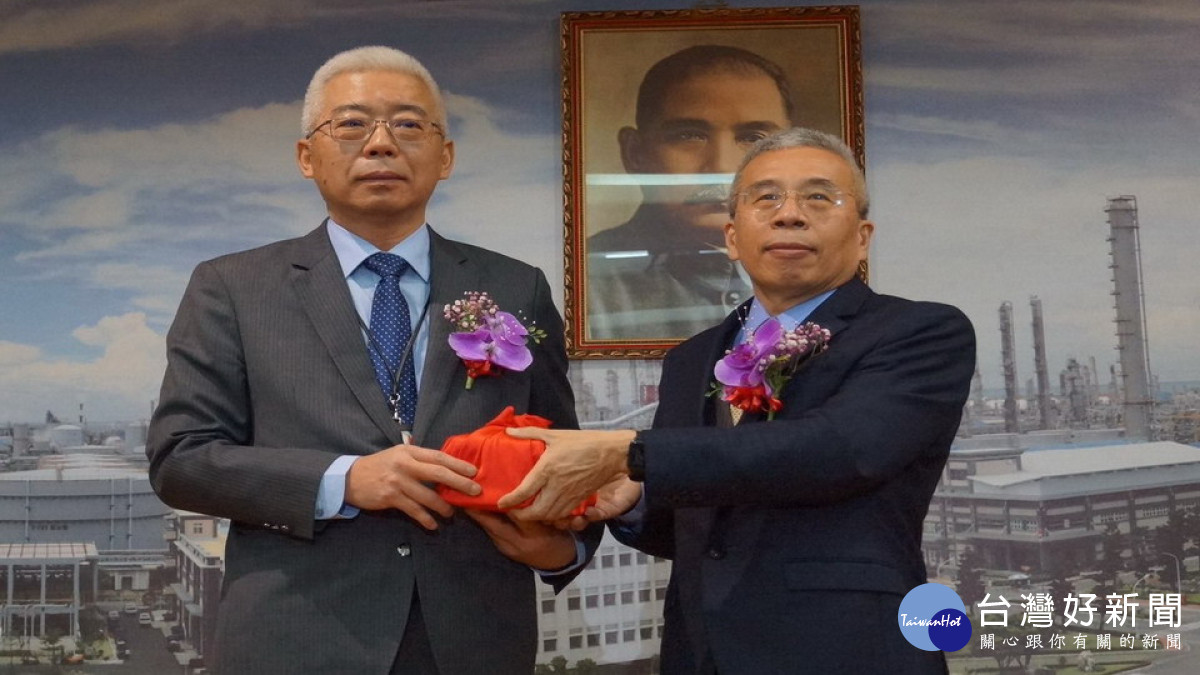 ▲中油總經理方振仁(左)南下高雄,為新任石化事業部執行長黃三泰布達並監交用印。(圖/記者 許高祥 翻攝)