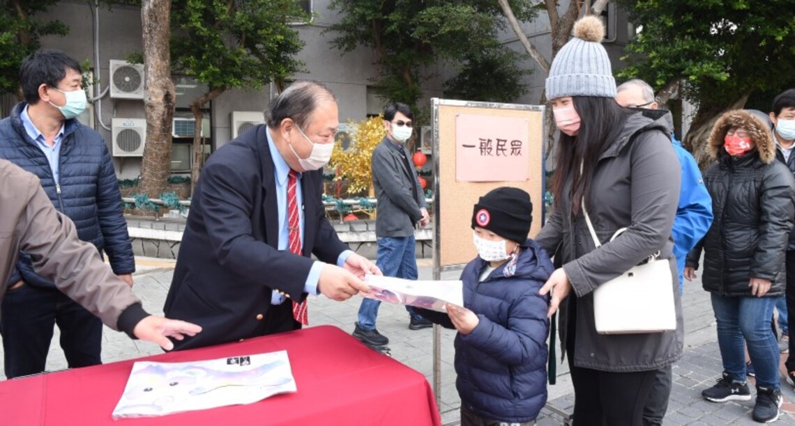 歡慶元宵 陳光復發送「星光兔」小提燈