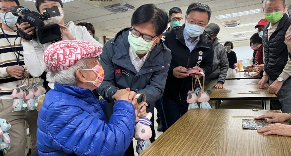 慶元宵 陳其邁親訪社福據點分送兔年燈籠及紅包共迎佳節