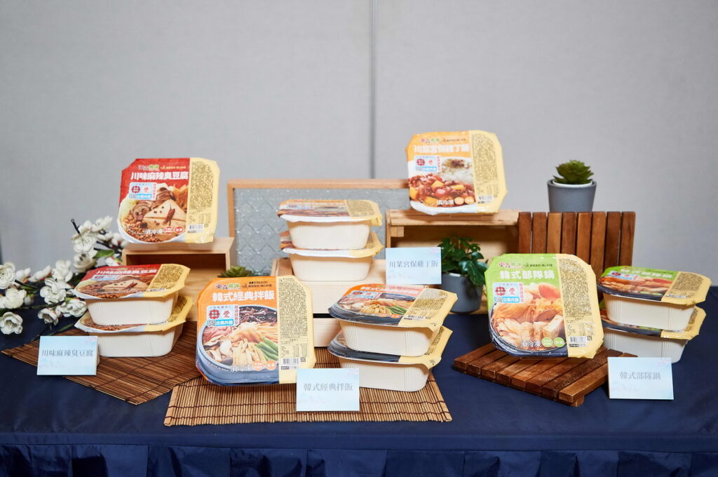 ▲東森購物推出「共善商品」為「東森農場-蔬食餐盒」,包含川菜宮保雞丁飯、韓式經典拌飯、韓式部隊鍋、麻辣臭豆腐共四種口味,皆為素食商品。