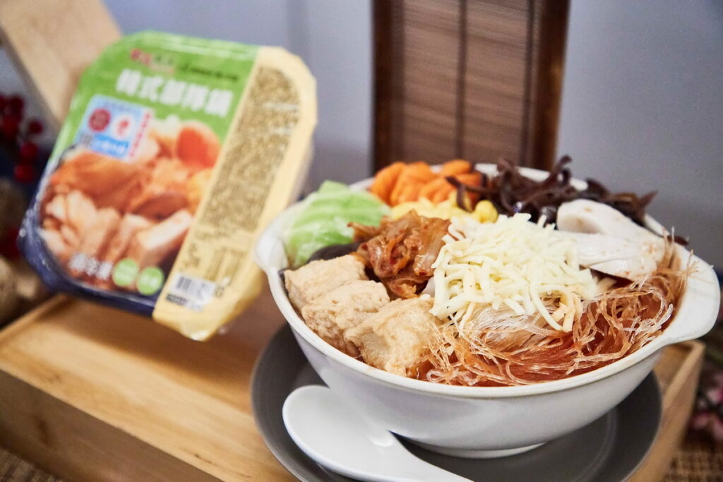 ▲東森購物推出「共善商品」為「東森農場-蔬食餐盒」,圖為韓式部隊鍋。