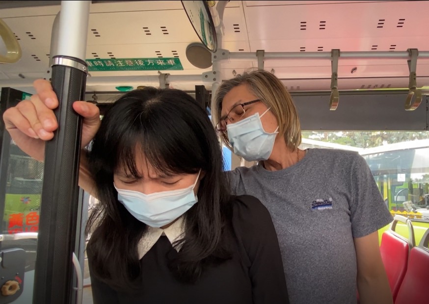 警方提醒發現有人異常接近，例如嗅聞髮香或不當磨蹭等，可移動至有監視器之區域保安全。