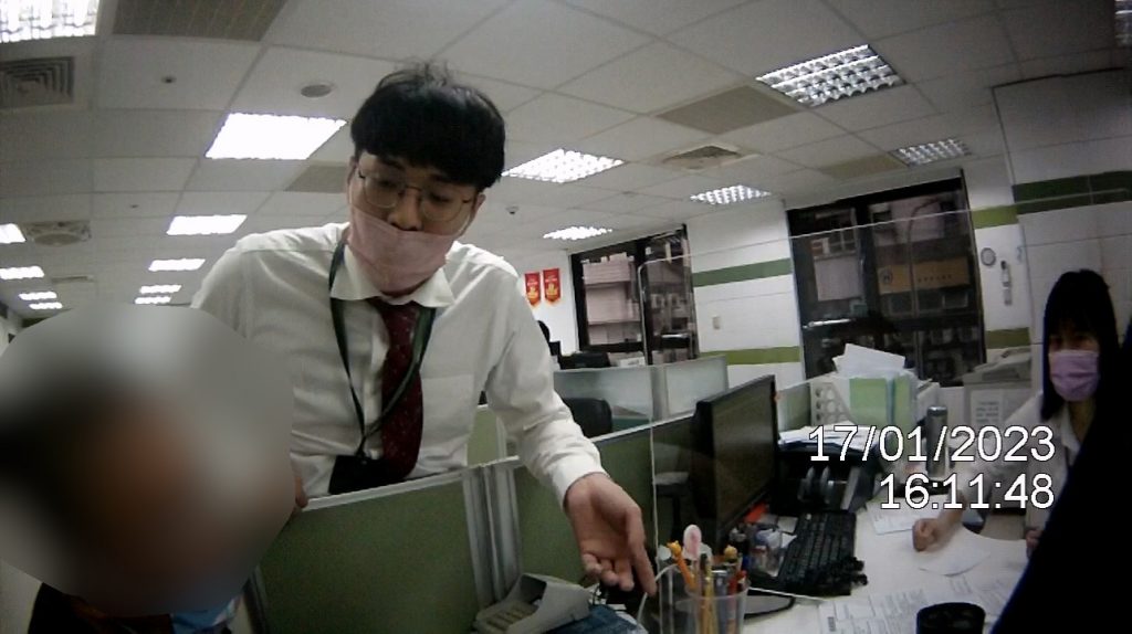 員警與行員向施男說明諸多不合理之處